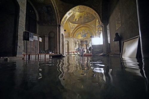 Βενετία: Σοβαρές ζημιές στην πλατεία του Αγίου Μάρκου μετά την τελευταία κακοκαιρία [ΕΙΚΟΝΕΣ]