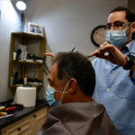 Η κίνηση στην περιφέρεια με κομμωτήρια, βιβλιοπωλεία και click away