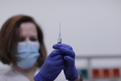 Υπουργείο Υγείας: «Ο εμβολιασμός των εργαζομένων στο ΕΣΥ παραμένει πρώτη προτεραιότητα»