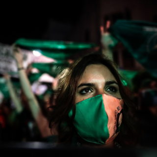 Η Αργεντινή νομιμοποιεί την άμβλωση, μια στιγμή ορόσημο για τα δικαιώματα των γυναικών.