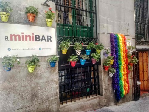 Ισπανία- Kορωνοϊός: Μπαρ στη Μαδρίτη ζητά από τους τακτικούς του πελάτες να προπληρώσουν τα ποτά τους