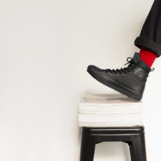 Τα Chuck Taylor All Star επανεφευρίσκουν τον εαυτό τους και συνεχίζουν να «κουμπώνουν τέλεια» σε κάθε στυλ