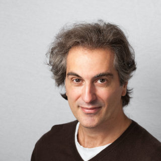 Πάνος Καρνέζης: «Αυτό που δεν θα αλλάξει με κανένα εμβόλιο είναι η νοοτροπία των πολιτών της Ευρώπης απέναντι στους πρόσφυγες»