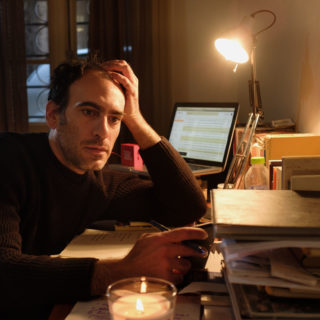 Θες να σου αφιερώσουν ένα ποίημα στο τηλέφωνο;