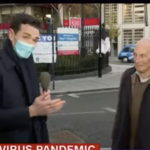 «Δεν υπάρχει λόγος να πεθάνω τώρα»: 91χρονος Βρετανός κάνει το εμβόλιο για τον Covid και γίνεται viral [BINTEO]