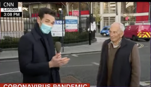 «Δεν υπάρχει λόγος να πεθάνω τώρα»: 91χρονος Βρετανός κάνει το εμβόλιο για τον Covid και γίνεται viral [BINTEO]