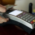 Παράταση ισχύος ορίου ανέπαφων συναλλαγών με κάρτες χωρίς τη χρήση ΡΙΝ στα 50 ευρώ