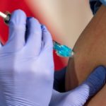 Κορωνοϊός: 1 στους 4 ανθρώπους στον κόσμο ενδέχεται να μην έχει εμβολιαστεί πριν από το 2022