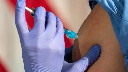 Κορωνοϊός: 1 στους 4 ανθρώπους στον κόσμο ενδέχεται να μην έχει εμβολιαστεί πριν από το 2022
