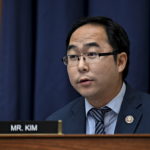 Καπιτώλιο-ΗΠΑ: Βουλευτής κορεατικής καταγωγής μαζεύει μόνος τα σκουπίδια που άφησαν οι εισβολείς [ΕΙΚΟΝΕΣ]