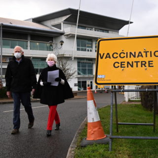 Βρετανία: Οι άνω των 50 έλαβαν την πρώτη δόση εμβολίου, πετυχαίνοντας το στόχο
