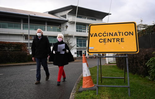 Βρετανία: Οι άνω των 50 έλαβαν την πρώτη δόση εμβολίου, πετυχαίνοντας το στόχο