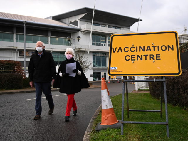 Βρετανία: Οι άνω των 50 έλαβαν την πρώτη δόση εμβολίου, πετυχαίνοντας το στόχο