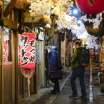 Ιαπωνία-Kορωνοϊός: Συγγνώμη ζήτησε ο πρωθυπουργός Σούγκα για την έξοδο βουλευτών του κόμματός του σε νυχτερινά κέντρα