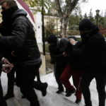 Ελεύθεροι με όρους και υπό επιτήρηση οι δύο ανήλικοι που επιτέθηκαν στον σταθμάρχη