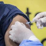 Κορωνοϊός: Διπλάσιος o κίνδυνος επαναμόλυνσης για τους ανεμβολίαστους