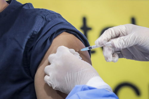 Ισπανία: Παραιτήθηκε ανώτατος περιφερειακός αξιωματούχος της Υγείας επειδή εμβολιάστηκε παραβιάζοντας τη σειρά προτεραιότητας