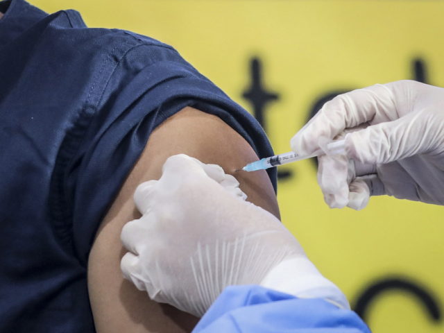 Κορωνοϊός: Διπλάσιος o κίνδυνος επαναμόλυνσης για τους ανεμβολίαστους