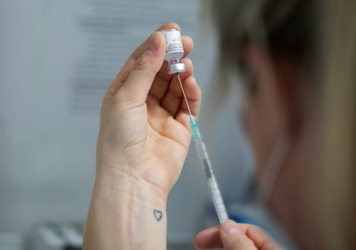 Εμβόλιο Pfizer: Τι παρενέργειες έχει η τρίτη δόση