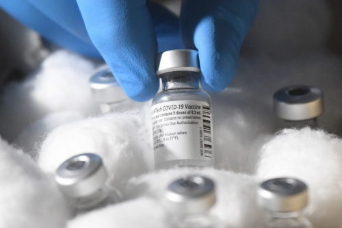 ΗΠΑ: Τουλάχιστον 15 εκατομμύρια δόσεις εμβολίων κατά της Covid-19 έχουν πεταχτεί από τον Μάρτιο