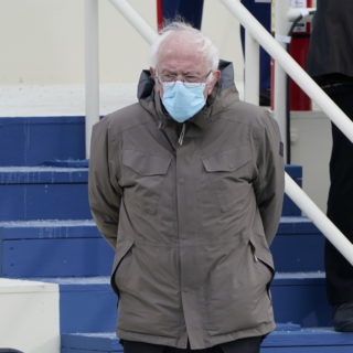 ΗΠΑ: Πώς ο Μπέρνι Σάντερς κατάφερε να γίνει ο πρωταγωνιστής της ορκωμοσίας [ΕΙΚΟΝΕΣ]