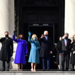 ΗΠΑ: Ρούχα μαύρων σχεδιαστών επέλεξε να φορέσει η Κάμαλα Χάρις