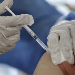 Η μετάλλαξη «Δέλτα» έχει αυξημένες πιθανότητες να μεταδοθεί και από τους εμβολιασμένους