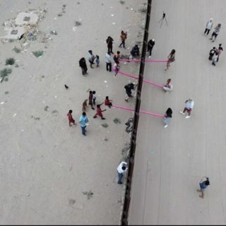 Oι ροζ τραμπάλες στον «φράχτη» ΗΠΑ-Μεξικού