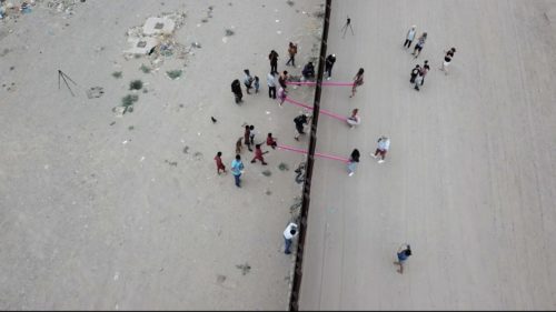 Oι ροζ τραμπάλες στον «φράχτη» ΗΠΑ-Μεξικού