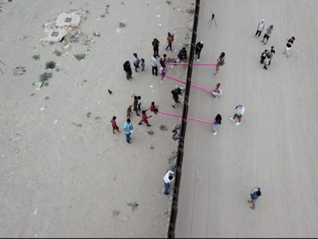 Oι ροζ τραμπάλες στον «φράχτη» ΗΠΑ-Μεξικού