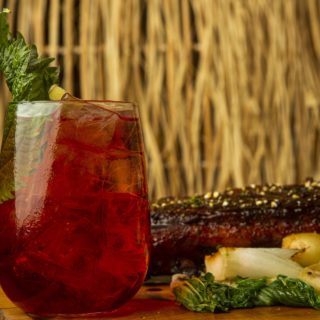 Noah: Η αυλή του κέντρου που αποφάσισε να φέρει το καλοκαίρι μέσα στον Χειμώνα