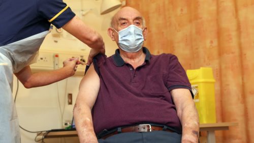 Ο 82χρονος Μπράιαν Πίνκερ ήταν ο πρώτος που έλαβε το εμβόλιο των AstraZeneca/Οξφόρδης