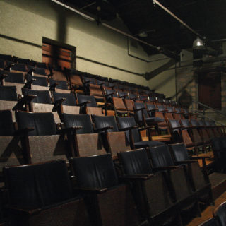 «Γιατί φωνάζει τόσο ο σκηνοθέτης; Αυτός ο δάσκαλος γιατί με κάνει να αισθάνομαι απαίσια; Γιατί μιλάει έτσι στις συμφοιτήτριές μου για την εξωτερική τους εμφάνιση;»