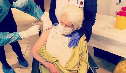 Θεσσαλονίκη: Επιζήσασα του Άουσβιτς, η πρώτη που εμβολιάστηκε σε δομή ηλικιωμένων