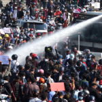 Μιανμάρ: Επιδρομή του στρατού στο αρχηγείο του NLD, «πραγματικές σφαίρες» και μεγάλες διαδηλώσεις