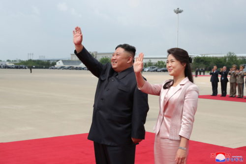 Η σύζυγος του Κιμ Γιονγκ Ουν εμφανίσθηκε δημόσια για πρώτη φορά εδώ και ένα χρόνο