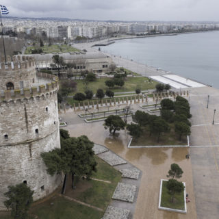 Θεσσαλονίκη: Έρχεται η «Μήδεια» αύριο, ξηλώθηκε ήδη μια στέγη από τους θυελλώδεις ανέμους