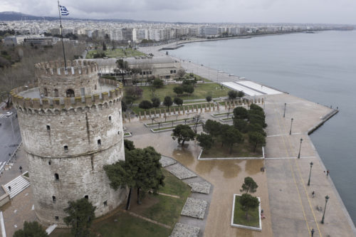 Θεσσαλονίκη: Έρχεται η «Μήδεια» αύριο, ξηλώθηκε ήδη μια στέγη από τους θυελλώδεις ανέμους