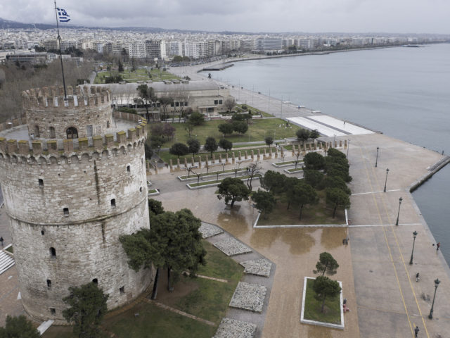 Θεσσαλονίκη: Έρχεται η «Μήδεια» αύριο, ξηλώθηκε ήδη μια στέγη από τους θυελλώδεις ανέμους