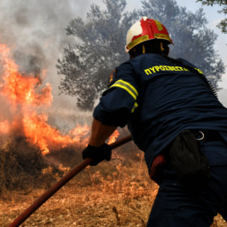 Νεκρό 6χρονο προσφυγόπουλο ύστερα από φωτιά σε hotspot στη Θήβα [ΒΙΝΤΕΟ]