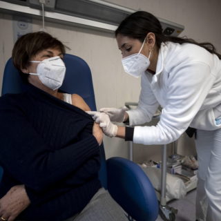 Βόρεια Μακεδονία: Ξεκίνησε πρόγραμμα ανοσοποίησης χάρη στα εμβόλια από Σερβία