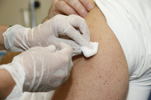 Το εμβόλιο της Pfizer/BioNTech φαίνεται ήδη να «φρενάρει» την εξάπλωση του κορωνοϊού στους ηλικιωμένους