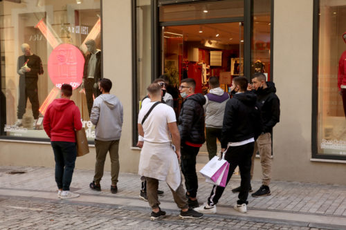 Λιανεμπόριο: Ανεβάζουν ρολά σήμερα τα καταστήματα