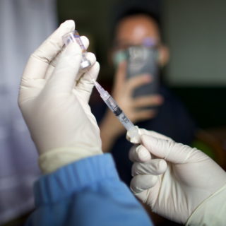 Τι απαντούν Μαγιορκίνης και Δημόπουλος για όσους νοσούν μετά τον εμβολιασμό