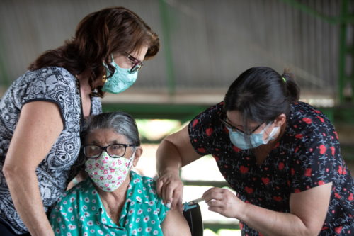 Κορωνοϊός: Ο αριθμός των εμβολιασμών ξεπέρασε σε αριθμό τα επιβεβαιωμένα κρούσματα στη Γη