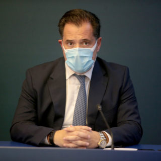 Άδωνις Γεωργιάδης για ανεμβολίαστους: «Δε θα μπορούν να πάνε πουθενά»