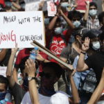 Μιανμάρ: Δεκάδες χιλιάδες άνθρωποι διαδηλώνουν κατά του πραξικοπήματος