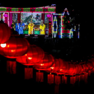 Πολύχρωμα όνειρα σε υπαίθρια σκηνή στην Ταϊλάνδη