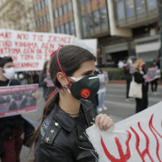 Σε εξέλιξη το εκπαιδευτικό συλλαλητήριο στα Προπύλαια [ΒΙΝΤΕΟ]