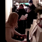 Ρωσία: Γιατρός-μέλος της αντιπολίτευσης έπαιξε Μπετόβεν στο πιάνο την ώρα της σύλληψης [ΒΙΝΤΕΟ]